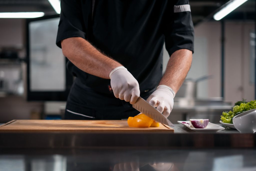 beschermingsmiddelen helpen bij hygiënisch werken in de keuken